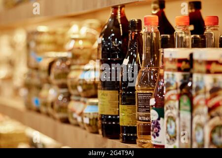 Kemer, Turquie - Mai 25: Délices turcs, thés, sauces et souvenirs sur les comptoirs de l'hypermarché. Magasin de délices turcs. Arrière-plan flou Banque D'Images