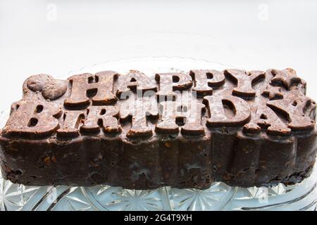 Finaliser. Elle fait un gâteau d'anniversaire avec des biscuits et du chocolat. Gâteau de mosaïque. Joyeux anniversaire. Banque D'Images