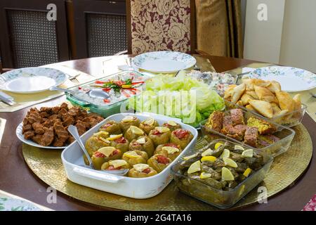 Salades, plats à l'huile d'olive et hors-d'œuvre. Table de cuisine traditionnelle turque d'été Banque D'Images