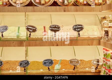 Kemer, Turquie - 25 mai 2021 : grand assortiment de condiments dans une boutique de souvenirs turque. Sélection de assaisonnements dans la boutique de cadeaux pour un cadeau. Condition élevée Banque D'Images