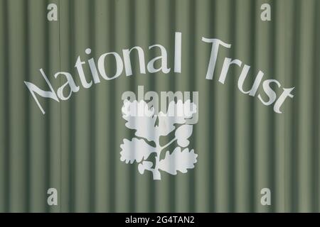 National Trust signe sur le métal ondulé vert, Box Hill, Surrey Hills, Angleterre, Royaume-Uni, Été de jour 2021 juin Banque D'Images