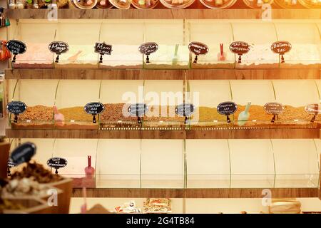 Kemer, Turquie - 25 mai 2021 : grand assortiment de condiments dans une boutique de souvenirs turque. Sélection de assaisonnements dans la boutique de cadeaux pour un cadeau. Condition élevée Banque D'Images