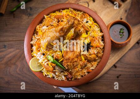 Le poulet Dum Handi Biryani est préparé dans un pot de terre ou d'argile appelé Haandi. Cuisine indienne non végétarienne populaire Banque D'Images