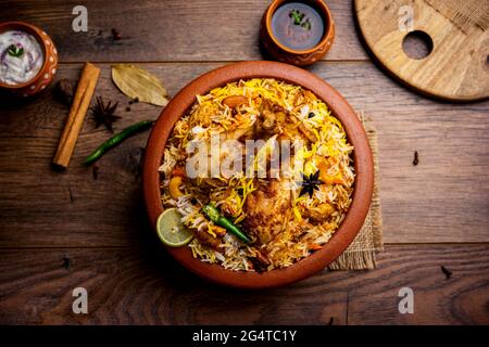 Le poulet Dum Handi Biryani est préparé dans un pot de terre ou d'argile appelé Haandi. Cuisine indienne non végétarienne populaire Banque D'Images