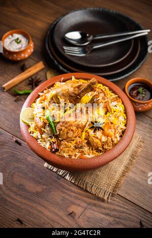 Le poulet Dum Handi Biryani est préparé dans un pot de terre ou d'argile appelé Haandi. Cuisine indienne non végétarienne populaire Banque D'Images