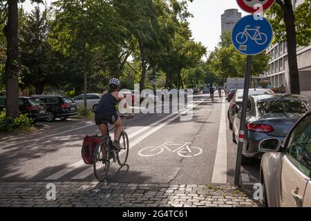 Piste cynéenne élargie sur la rue Theodor-Heuss-Ring, Cologne, Allemagne. Verbreiterter Radweg am Theodor-Heuss-Ring, Koeln, Allemagne. Banque D'Images