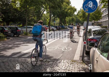 Piste cynéenne élargie sur la rue Theodor-Heuss-Ring, Cologne, Allemagne. Verbreiterter Radweg am Theodor-Heuss-Ring, Koeln, Allemagne. Banque D'Images