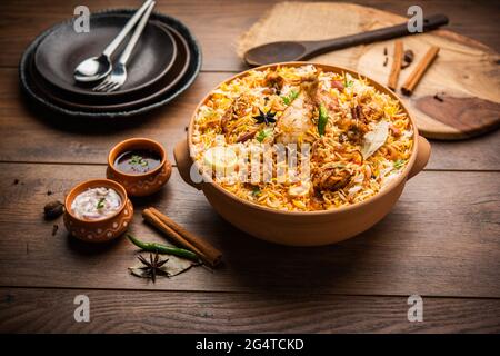 Le poulet Dum Handi Biryani est préparé dans un pot de terre ou d'argile appelé Haandi. Cuisine indienne non végétarienne populaire Banque D'Images