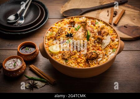 Le poulet Dum Handi Biryani est préparé dans un pot de terre ou d'argile appelé Haandi. Cuisine indienne non végétarienne populaire Banque D'Images