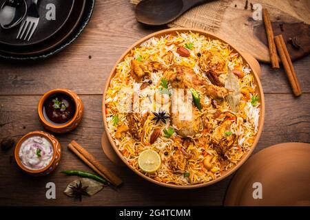 Le poulet Dum Handi Biryani est préparé dans un pot de terre ou d'argile appelé Haandi. Cuisine indienne non végétarienne populaire Banque D'Images