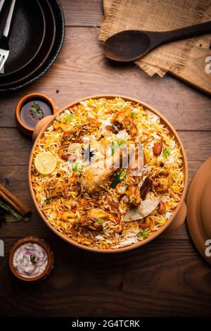 Le poulet Dum Handi Biryani est préparé dans un pot de terre ou d'argile appelé Haandi. Cuisine indienne non végétarienne populaire Banque D'Images