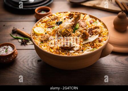 Le poulet Dum Handi Biryani est préparé dans un pot de terre ou d'argile appelé Haandi. Cuisine indienne non végétarienne populaire Banque D'Images