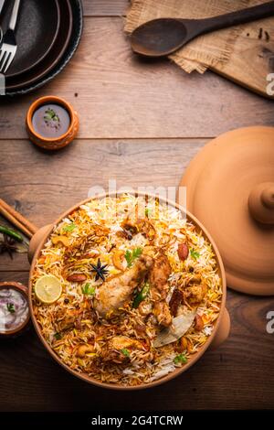 Le poulet Dum Handi Biryani est préparé dans un pot de terre ou d'argile appelé Haandi. Cuisine indienne non végétarienne populaire Banque D'Images