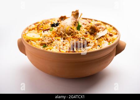 Le poulet Dum Handi Biryani est préparé dans un pot de terre ou d'argile appelé Haandi. Cuisine indienne non végétarienne populaire Banque D'Images