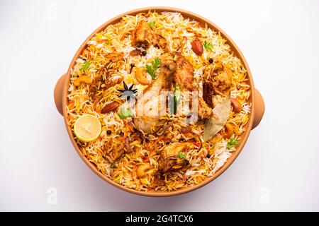 Le poulet Dum Handi Biryani est préparé dans un pot de terre ou d'argile appelé Haandi. Cuisine indienne non végétarienne populaire Banque D'Images