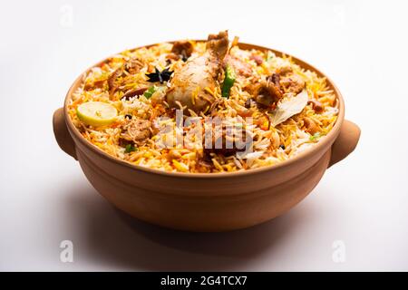 Le poulet Dum Handi Biryani est préparé dans un pot de terre ou d'argile appelé Haandi. Cuisine indienne non végétarienne populaire Banque D'Images