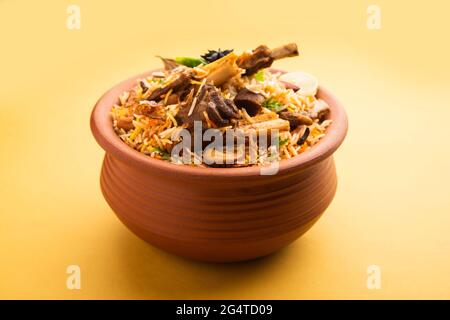 Dum Handi Mutton Biryani ou goht pilaf est préparé dans un pot de terre ou d'argile appelé Haandi ou 1 kilo taille. Cuisine indienne non végétarienne populaire Banque D'Images