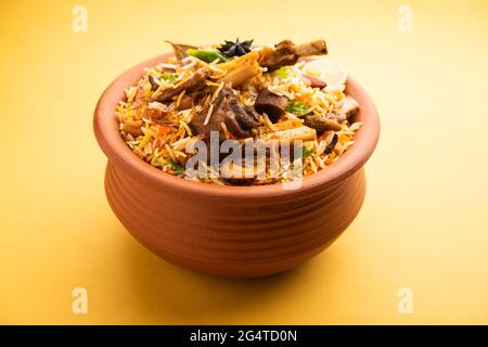 Dum Handi Mutton Biryani ou goht pilaf est préparé dans un pot de terre ou d'argile appelé Haandi ou 1 kilo taille. Cuisine indienne non végétarienne populaire Banque D'Images