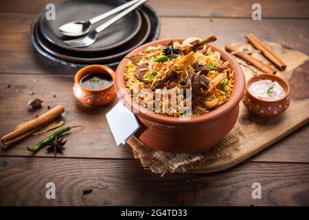 Dum Handi Mutton Biryani ou goht pilaf est préparé dans un pot de terre ou d'argile appelé Haandi ou 1 kilo taille. Cuisine indienne non végétarienne populaire Banque D'Images