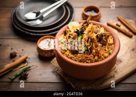 Dum Handi Mutton Biryani ou goht pilaf est préparé dans un pot de terre ou d'argile appelé Haandi ou 1 kilo taille. Cuisine indienne non végétarienne populaire Banque D'Images