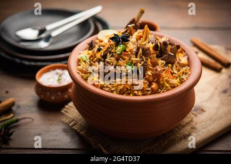 Dum Handi Mutton Biryani ou goht pilaf est préparé dans un pot de terre ou d'argile appelé Haandi ou 1 kilo taille. Cuisine indienne non végétarienne populaire Banque D'Images