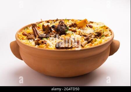 Dum Handi Mutton Biryani ou goht pilaf est préparé dans un pot de terre ou d'argile appelé Haandi ou 1 kilo taille. Cuisine indienne non végétarienne populaire Banque D'Images