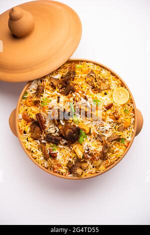 Dum Handi Mutton Biryani ou goht pilaf est préparé dans un pot de terre ou d'argile appelé Haandi ou 1 kilo taille. Cuisine indienne non végétarienne populaire Banque D'Images