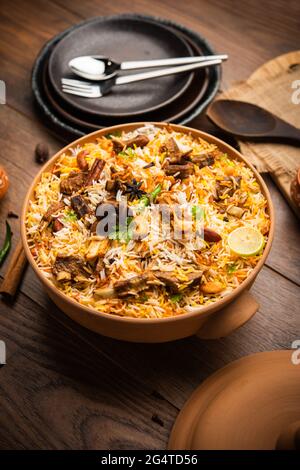 Dum Handi Mutton Biryani ou goht pilaf est préparé dans un pot de terre ou d'argile appelé Haandi ou 1 kilo taille. Cuisine indienne non végétarienne populaire Banque D'Images