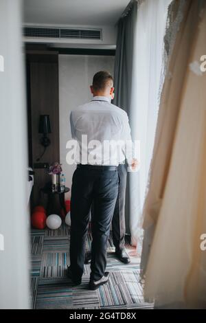Beau marié se déguisant et se préparant pour le mariage Banque D'Images