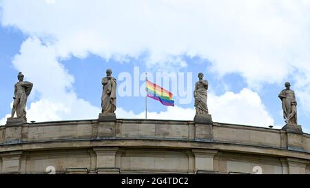 Stuttgart, Allemagne. 23 juin 2021. Un drapeau arc-en-ciel survole l'opéra de Stuttgart. L'UEFA avait rejeté la demande de la ville de Munich de faire allumer l'arène dans les couleurs de l'arc-en-ciel pour le match préliminaire final de ce mercredi 22 juin 2021, et avait été vivement critiquée. Credit: Bernd Weißbrod/dpa/Alay Live News Banque D'Images