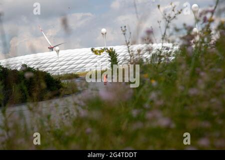 Munich, Allemagne. 23 juin 2021. Allianz Arena. Munich, la capitale bavaroise, le jour du match de l'Euro 2020, Allemagne, le 23 juin 2021. Le conseil municipal de Munich voulait faire briller l'Allianz Arena dans les couleurs arc-en-ciel LGBTQ comme signe de diversité, mais l'UEFA l'a bloqué. La Hongrie vient d'adopter une loi qui interdit de montrer la vie de queer aux enfants et aux adolescents. (Photo par Alexander Pohl/Sipa USA) crédit: SIPA USA/Alay Live News Banque D'Images