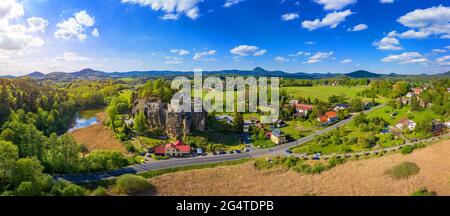 Vue aérienne du château de Sloup en Bohême du Nord, en Tchéquie. Château de Sloup dans la petite ville de Sloup v Cechach, dans la région de Liberec, au nord de la Bohême Banque D'Images