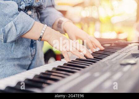 Gros plan de pouces vers le haut musicien de rue femme jouant sur le piano mobile. Banque D'Images
