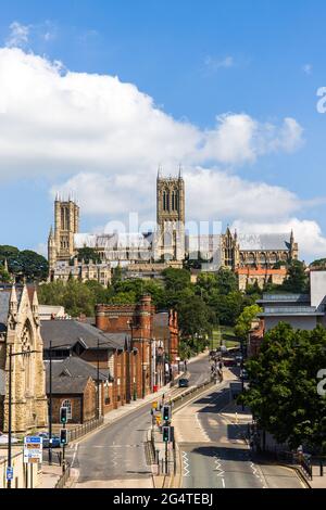 Vue vers la cathédrale de Lincoln par une journée de lumière depuis la passerelle piétonne au-dessus de Broadgate à la mi-juin 20121. Banque D'Images