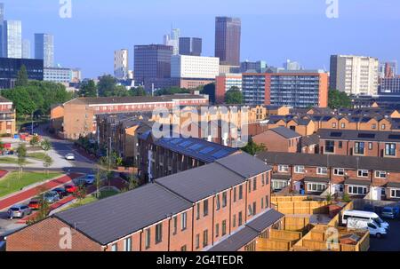 Gratte-ciels ou immeubles en hauteur dans le centre de Manchester, au Royaume-Uni, avec la plupart des nouveaux logements en face, vus du sud de la ville. Banque D'Images