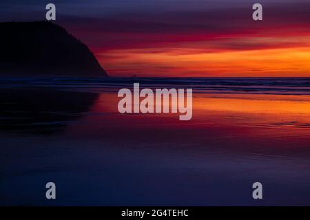 Coucher de soleil intense, Océan Pacifique, Seaside, Oregon Banque D'Images