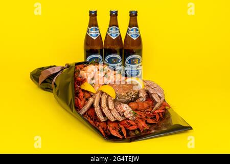 Trois bouteilles de bière à côté des fruits de mer. La brasserie Weihenstephan est la plus ancienne au monde. Le meilleur cadeau pour un homme. Russie, Tatarstan, Ju Banque D'Images