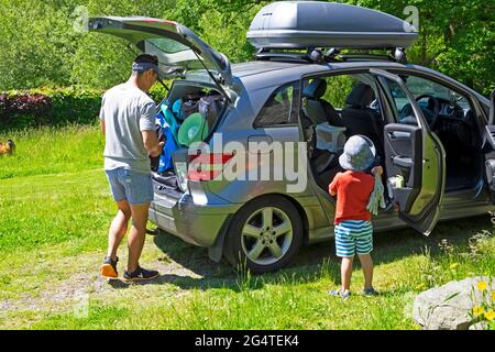 Une voiture familiale se prépare à partir en vacances, après que le covid 19 a été verrouillé en cas de pandémie 2021 au pays de Galles, au Royaume-Uni KATHY DEWITT Banque D'Images