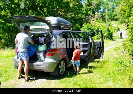 Une famille se prépare à charger une voiture de vacances après une pandémie de covid de 19.2021, KATHY DEWITT, Royaume-Uni, au pays de Galles Banque D'Images