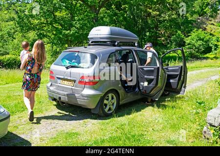 La voiture d'emballage familiale se prépare à partir en vacances staycation après le covid 19 confinement de la pandémie 2021 au pays de Galles Kathy DEWITT Royaume-Uni Banque D'Images