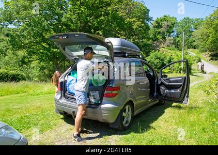 Une voiture familiale se prépare à partir en vacances, après que le covid 19 a été verrouillé en cas de pandémie 2021 au pays de Galles, au Royaume-Uni KATHY DEWITT Banque D'Images