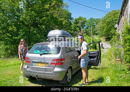 Une voiture familiale se prépare à partir en vacances, après que le covid 19 a été verrouillé en cas de pandémie 2021 au pays de Galles, au Royaume-Uni KATHY DEWITT Banque D'Images