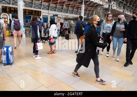 Personnes passagers voyageurs voyageurs voyageurs jeunes femmes portant un masque Covid marchant à la gare de Paddington à Londres Angleterre Royaume-Uni Mai 2021 KATHY DEWITT Banque D'Images