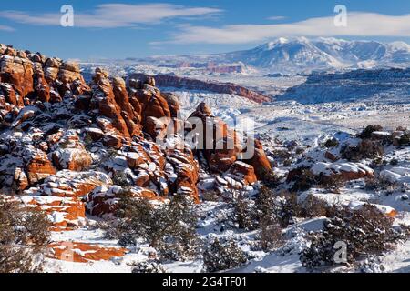 Point de vue de Fiery Furnace avec les montagnes de la Sal en hiver après une tempête de neige, Parc national d'Arches, Utah Banque D'Images