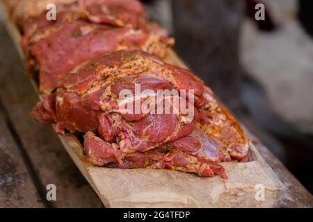 Viande marinée fraîchement juteuse avec épices et oignon sur bois - gros plan Banque D'Images