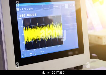 Données scientifiques des graphiques de mesure de découverte sur le moniteur de l'oscilloscope moderne Banque D'Images