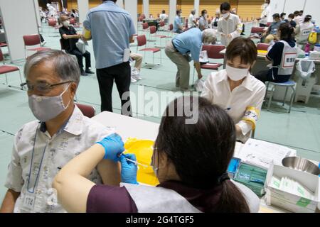 Okinawa, Japon. 23 juin 2021. Les personnes âgées reçoivent le vaccin COVID-19 à l'Onoyama Park Budokan Arena de Naha, Okinawa, Japon, le mercredi 23 juin 2021. Photo par Keizo Mori/UPI crédit: UPI/Alay Live News Banque D'Images