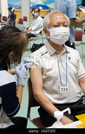 Okinawa, Japon. 23 juin 2021. Les personnes âgées reçoivent le vaccin COVID-19 à l'Onoyama Park Budokan Arena de Naha, Okinawa, Japon, le mercredi 23 juin 2021. Photo par Keizo Mori/UPI crédit: UPI/Alay Live News Banque D'Images