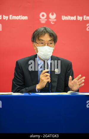 Tokyo, Tokyo, Japon. 23 juin 2021. Komiya Masaaki (Tokyo 2020 Vice-Directeur général) Explique le processus de traitement des billets suite à la décision sur les limites supérieures du nombre de spectateurs lors d'une conférence de presse au siège du Comité d'organisation des Jeux olympiques et paralympiques de Tokyo, à la tour X de la place Triton de l'île Harumi, le 23 juin 2021. Crédit : POOL/ZUMA Wire/Alay Live News Banque D'Images