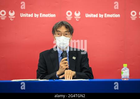 Tokyo, Tokyo, Japon. 23 juin 2021. Komiya Masaaki (Tokyo 2020 Vice-Directeur général) Explique le processus de traitement des billets suite à la décision sur les limites supérieures du nombre de spectateurs lors d'une conférence de presse au siège du Comité d'organisation des Jeux olympiques et paralympiques de Tokyo, à la tour X de la place Triton de l'île Harumi, le 23 juin 2021. Crédit : POOL/ZUMA Wire/Alay Live News Banque D'Images